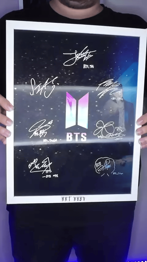BTS Oda Dekor Posteri – 3D K-pop İmza ve Fotoğraf (Lenticular)