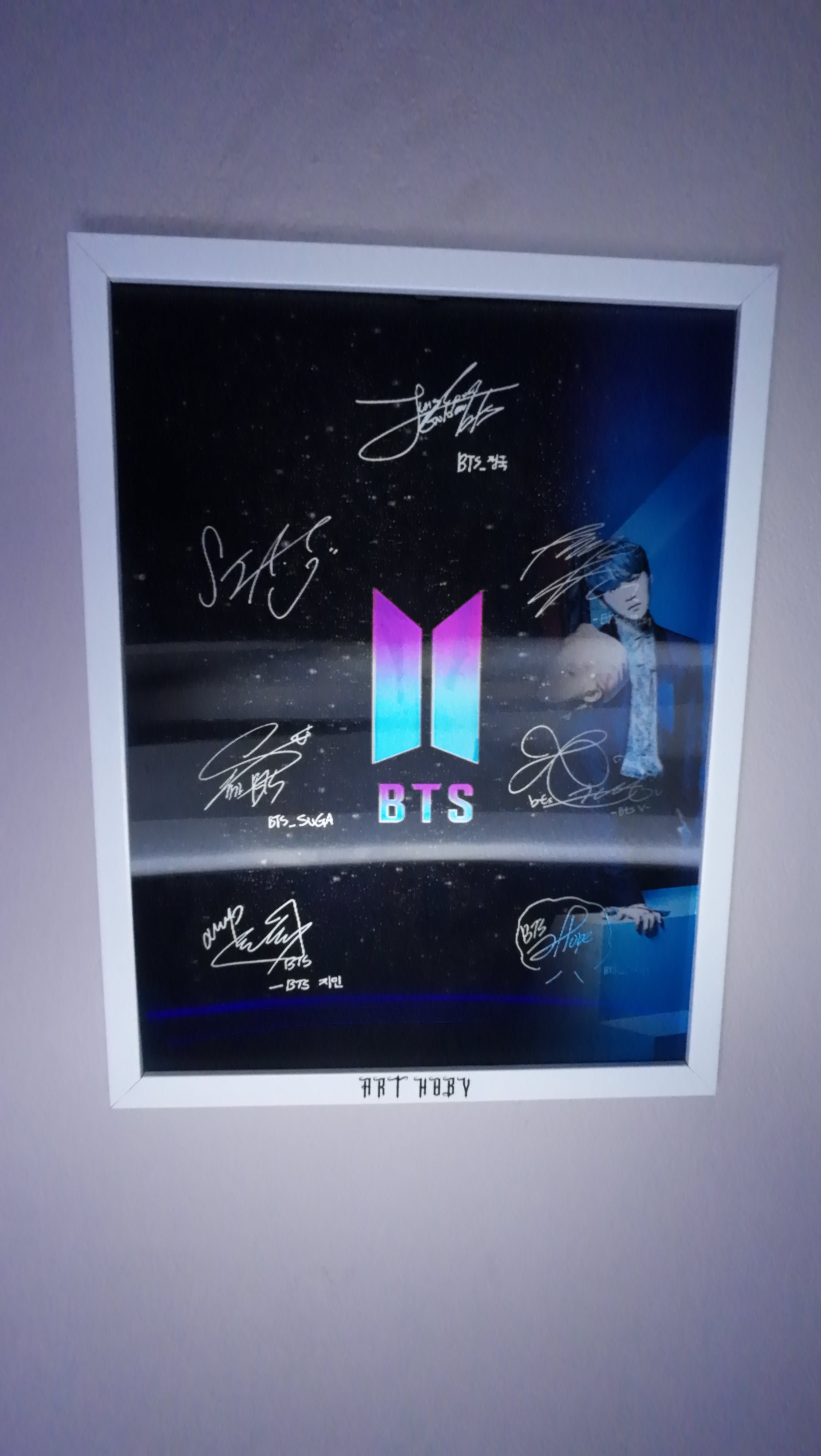 BTS Oda Dekor Posteri – 3D K-pop İmza ve Fotoğraf (Lenticular)