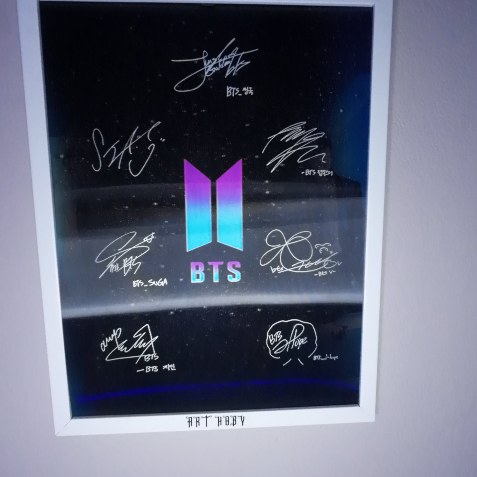 BTS Oda Dekor Posteri – 3D K-pop İmza ve Fotoğraf (Lenticular)