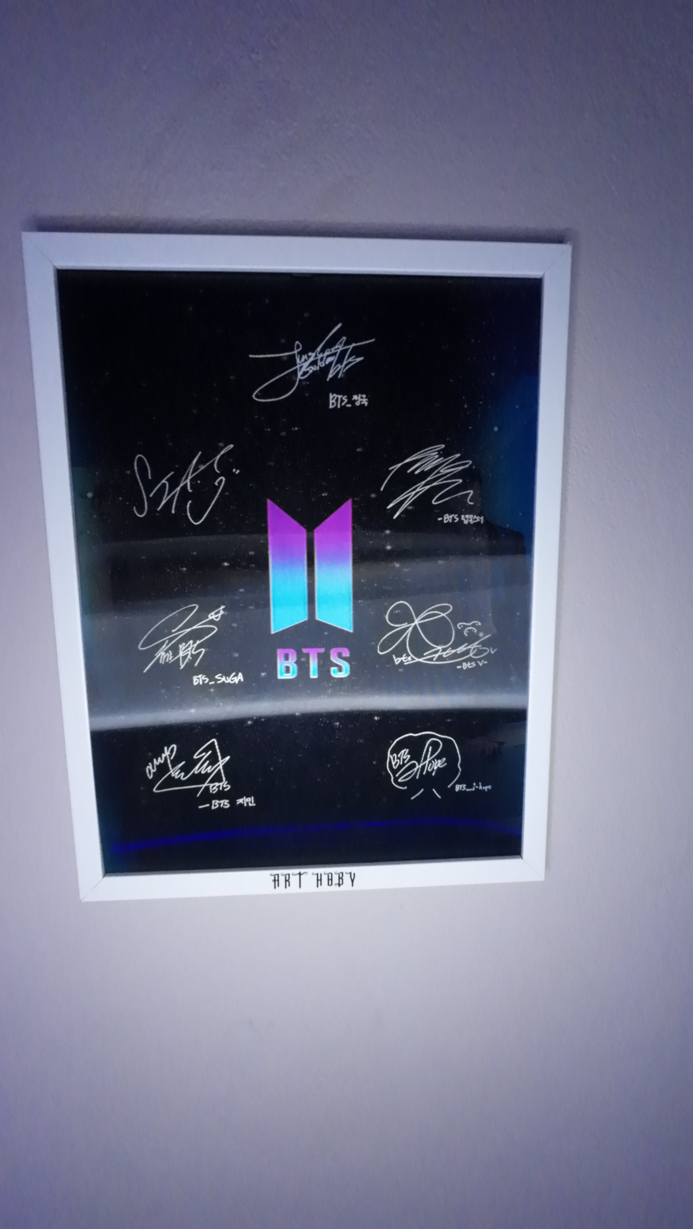 BTS Oda Dekor Posteri – 3D K-pop İmza ve Fotoğraf (Lenticular)