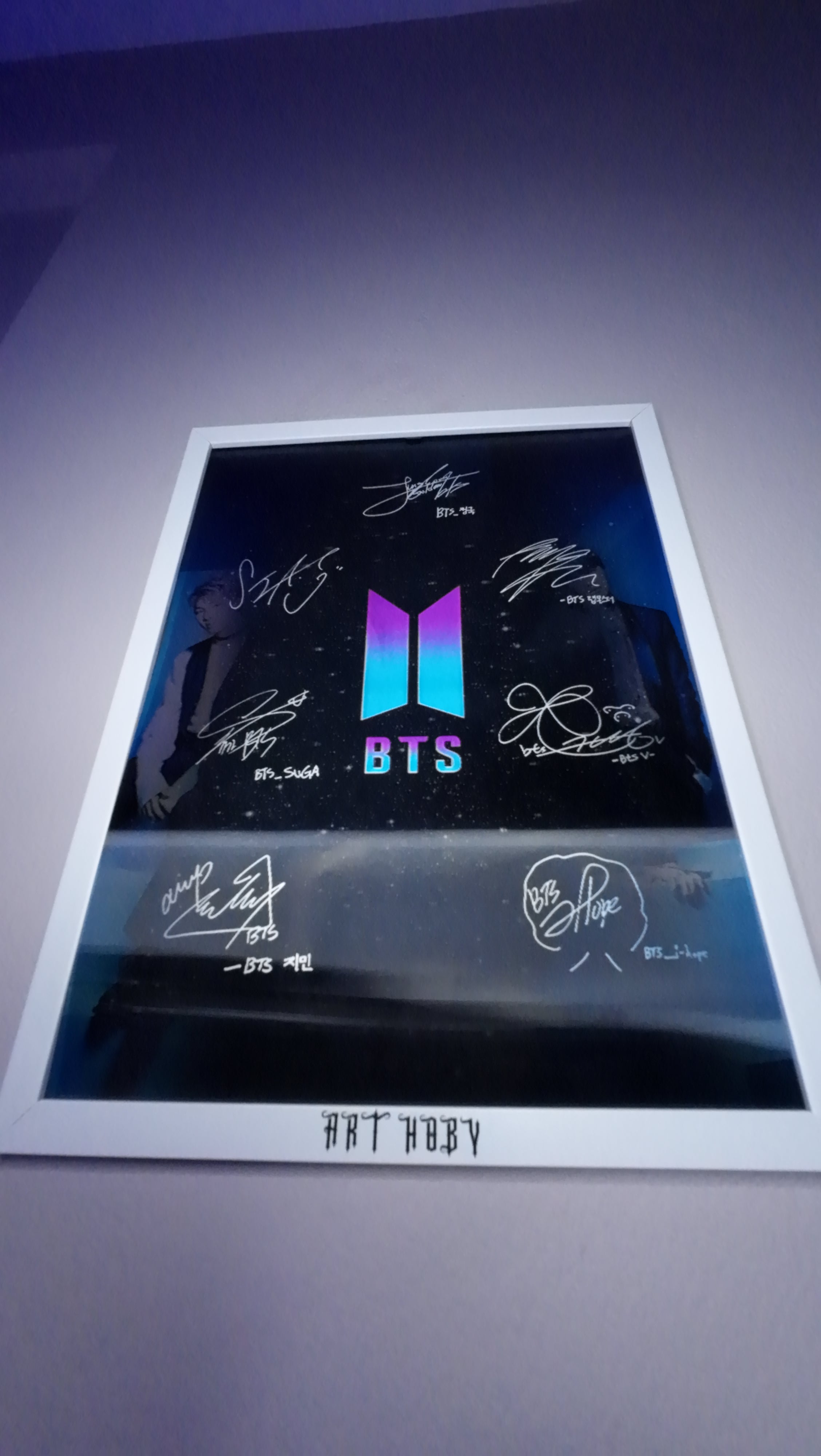 BTS Oda Dekor Posteri – 3D K-pop İmza ve Fotoğraf (Lenticular)