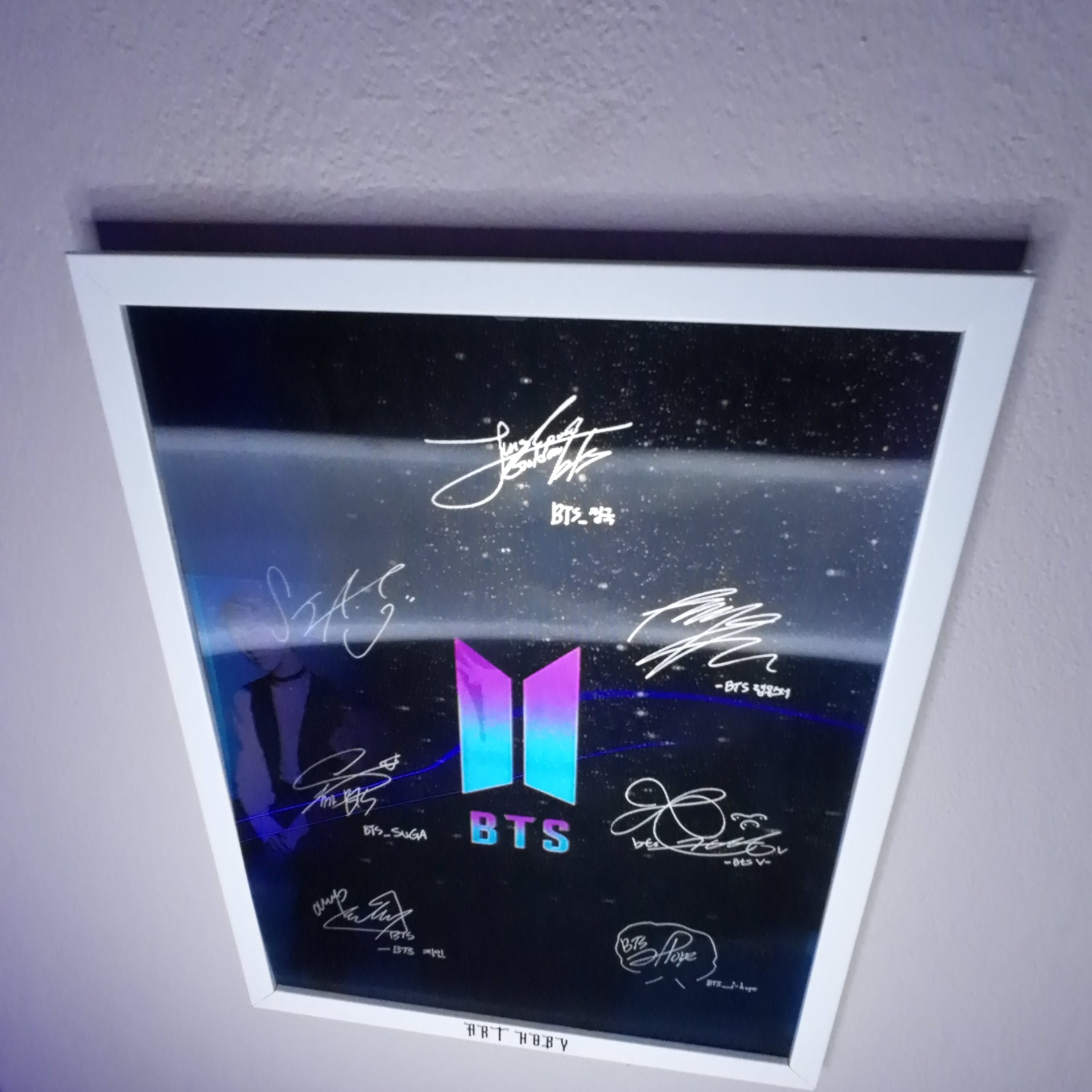 BTS Oda Dekor Posteri – 3D K-pop İmza ve Fotoğraf (Lenticular)